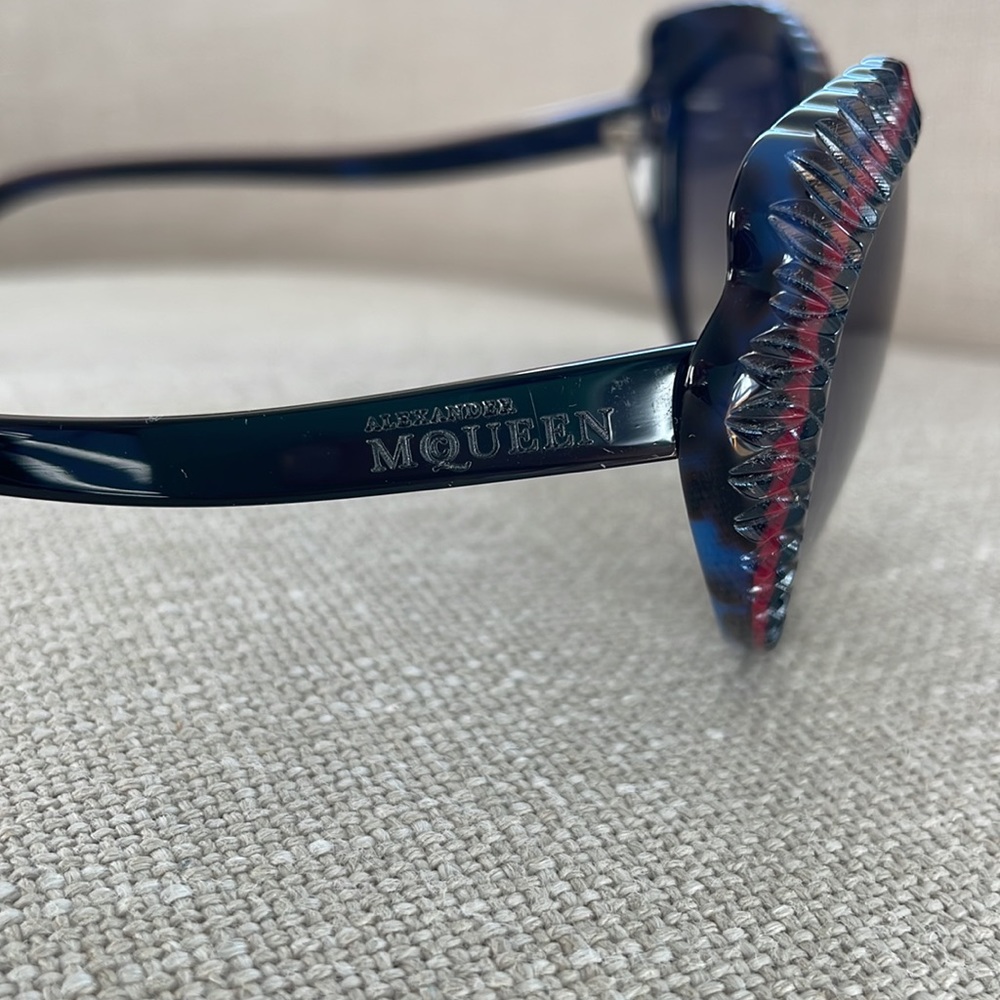 Alexander McQueen Cateye Butterfly Wing Blue and Burgundy Sunglasses with Case - Picture 5 of 15